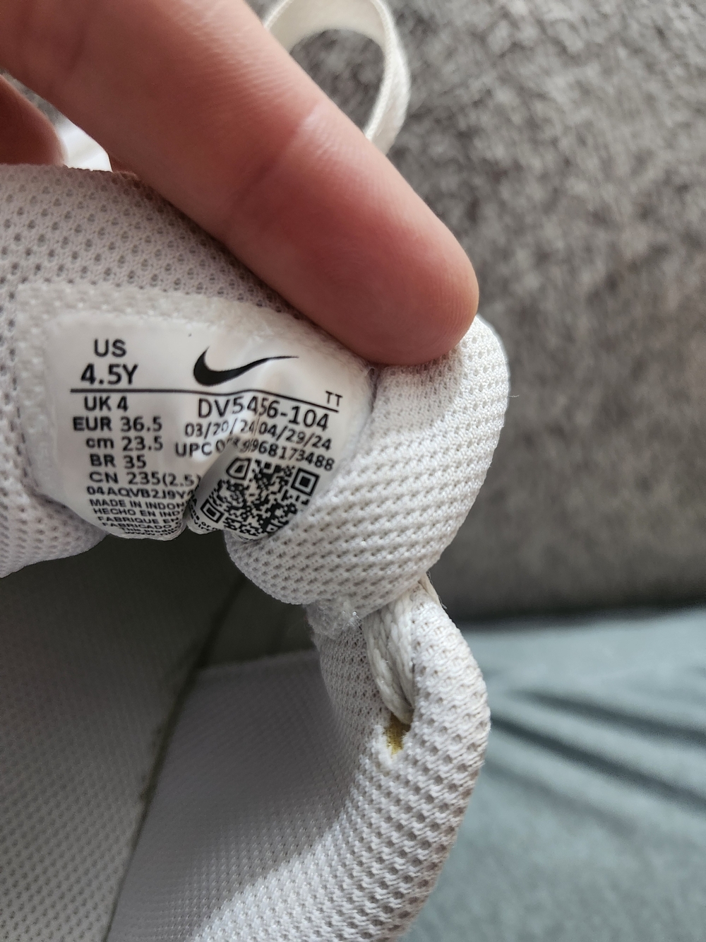 Boys Nike White Sneakers with Black Swoosh EXCELLENT COND. - Picture 5 of 8